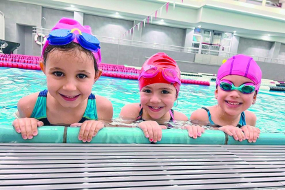 Els nens i nenes d'infantil del Safa Escaldes han gaudit d'un dia més de piscina, aprenent a nedar i divertint-se dins l'aigua amb el material proporcionat pel centre.