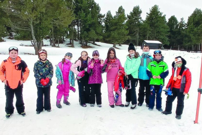 Els alumnes de segon cicle de l'escola andorrana d'Andorra la Vella han visitat la Rabassa per lliscar per les pistes gràcies a les lliçons d'esquí dels monitors.