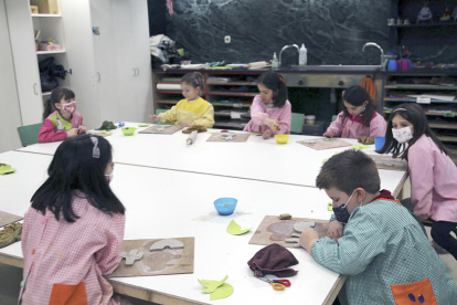Els més petits han gaudit i s'han concentrat de valent al taller de ceràmica creatiu organitzat per l'Escola d'Art de Sant Julià de Lòria.