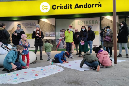 Una cinquantena de persones es concentren contra la vacunació als infants