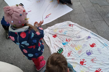 Una cinquantena de persones es concentren contra la vacunació als infants