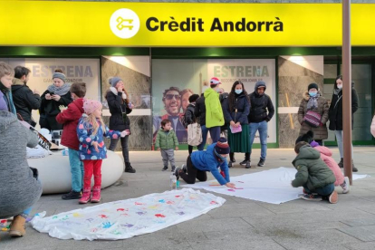 Una cinquantena de persones es concentren contra la vacunació als infants