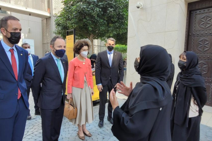 La delegació andorrana visitant el pavelló Vison dedicat a l'emir de Dubai