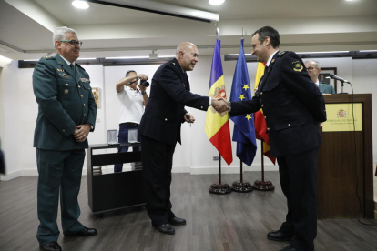 Entrega de la Creu Mèrit de la Guàrdia Civil a set policies