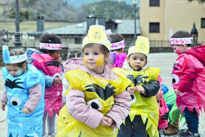 Els alumnes de l'escola francesa i l'escola andorrana de la Massana van desfilar pels carrers de la parròquia tot lluint les millors disfresses. Després de l'any de parèntesi 750 infants van gaudir del retorn de la rua amb moltes ganes i alegria.