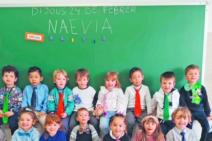 Els infants del col·legi Mare Janer van divertir-se ballant al ritme de Carnaval guarnits amb corbates i flors. N'hi havia de tots els colors i algunes estaven fetes de paper.