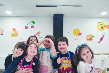 Els alumnes de l'Escola d'Art de Sant Julià de Lòria van extrapolar els seus dots artístics a la cuina amb les receptes més originals. Els minixefs s'ho van passar d'allò més bé elaborant plats diversos als fogons de l'escola