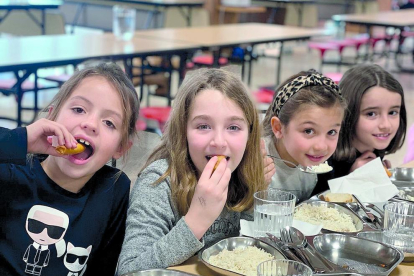 L'alumnat de primària del col·legi Sant Ermengol va degustar el menú tailandès i el va gaudir moltíssim! Aquest mes han aprofitat per fer menús temàtics al menjador.