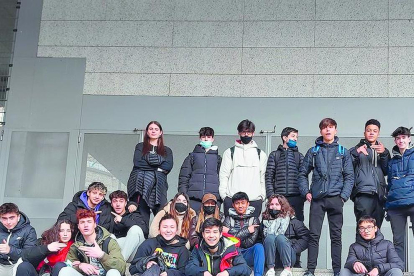 Els alumnes de quart B de l'escola andorrana d'Encamp esperaven a la porta del centre abans d'anar a treballar les emocions tots junts al parc de Naturland de Sant Julià.