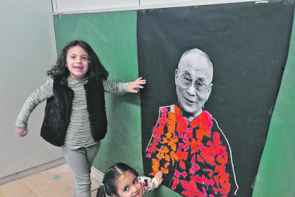 Els alumnes del col·legi espanyol María Moliner van celebrar el Dia de la pau a la seu d'infantil i primària amb el disseny de murals i dibuixos de moments històrics.