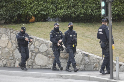 Desplegament de la policia a Santa Coloma per la visita d'Aragonès