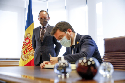 Aragonès signa el llibre per la visita a Andorra