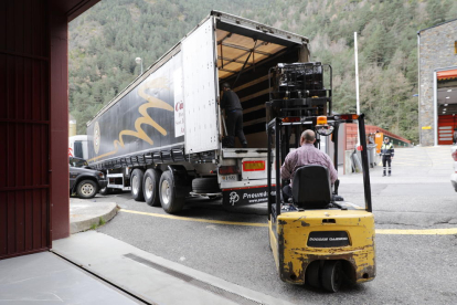 Carregament del tràiler de Càritas Sant Julià