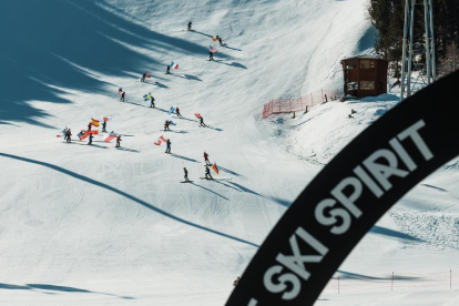 L'acte l'han protagonitzats els infants nascuts al 2012 del Soldeu Esquí Club i de l'Esquí Club d'Andorra