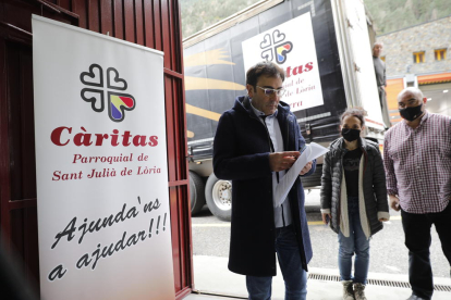 Carregament del tràiler de Càritas Sant Julià