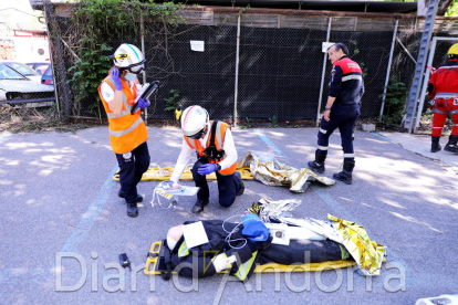 Personal d'emergències mèdiques i bombers treballen en el simulacre avui a Santa Coloma