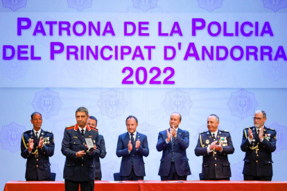 L'exmajor dels mossos d'esquadra Josep Lluís Trapero rebent el reconeixement de la policia.