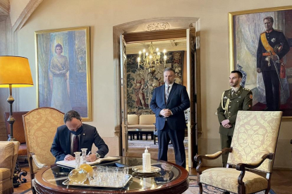Xavier Espot signant el llibre de visites en la trobada amb Gran Duc hereu, Guillem de Luxemburg
