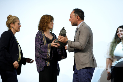 El cap de Govern entregant el premi Carlemany a Laura Gonzalvo.