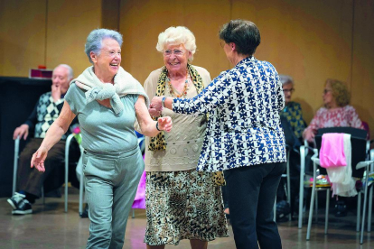 Uns 200 padrins de la capital van celebrar la festa de Sant Jordi amb roses i llibres per a tots els assistents. Després de dos anys, la gent gran d'Andorra la Vella es va poder retrobar i gaudir de la festa. La trobada va finalitzar amb un ball molt animat.