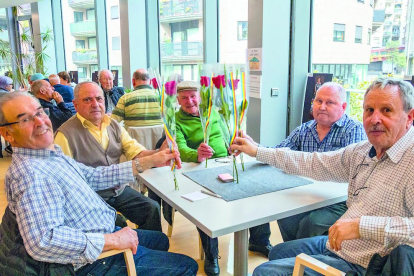 Un centenar de padrins d'Escaldes van celebrar Sant Jordi recuperant el tradicional berenar a la llar de jubilats. Els participants van celebrar el retorn de la trobada i van rebre roses.