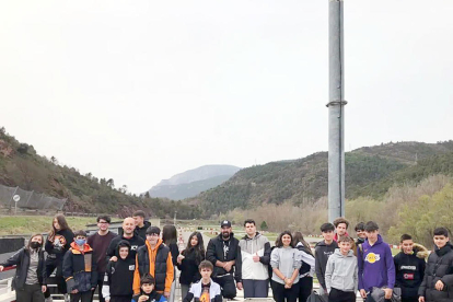 Els nois i noies de l'Espai Jovent d'Escaldes-Engordany han aprofitat els primers moments de vacances escolars per gaudir d'un dia d'adrenalina al Kàrting el Pla. Conducció i diversió per iniciar les activitats de la Pasqua Jove organitzada pel comú.