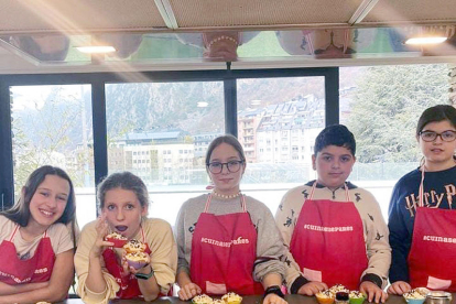 L'espai per a joves el Rusc d'Andorra la Vella ha tancat el taller de cuina per a adolescents amb l'elaboració de magdalenes amb Anna Carrera. Fins i tot en van fer sense gluten!