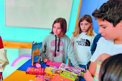 Aprofitant l'arribada de Sant Jordi, el Sant Ermengol ha organitzat una fira d'intercanvi de llibres per fomentar la lectura entre els alumnes i donar una segona vida als llibres.