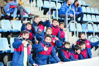Els futbolistes més joves de la Federació Andorrana de Futbol animant els membres de la selecció andorrana durant uns dels partits que l'equip ha jugat recentment a l'Estadi Nacional en la preparació de cara a la nova edició de la Nations League.