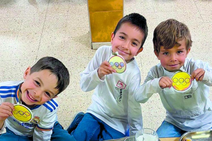 El menú cultural del menjador escolar del mes de març ha traslladat els alumnes del col·legi Sant Ermengol a Grècia. Una autèntic tiberi grec amb els productes més autòctons.