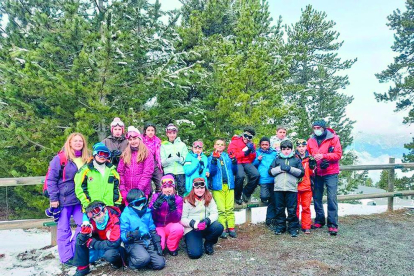 Els alumnes de 4t, 5è i 6è de primària del María Moliner van acomiadar-se de l'hivern amb un bon dia de neu amb activitats com les raquetes o esquí de fons a Naturland.