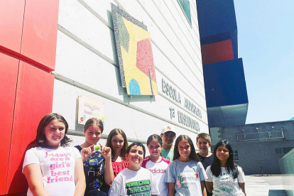 L'escola andorrana d'Andorra la Vella va rebre el distintiu d'Escola Verda de l'any 2021. Els membres de la comissió van enganxar-lo amb orgull a la placa d'entrada al centre.