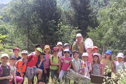 Les classes del Comapedrosa i del Pla de l'Estany de l'escola andorrana de la Massana van fer una sortida a Sorteny per aprendre sobre la flora i la fauna i intentar caçar papallones.