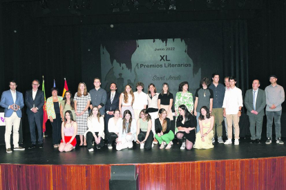 Divuit estudiants dels diferents centres educatius van ser premiats en els premis literaris de Sant Jordi d'enguany, organitzats per l'ambaixada d'Espanya a Andorra i el María Moliner.