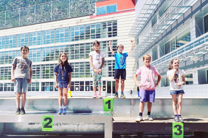Els nens de l'escola andorrana de la capital van fer podi a la V cursa Belluga't, la marxa popular a favor d'un estil de vida saludable. La cursa, celebrada dimecres, comptava amb tres modalitats: de 500 m per a maternal i de 2 km per 1a i 2a ensenyança.