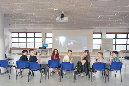 Els alumnes del club de lectura de 1r van fer un dimarts de cine per celebrar el tancament del club amb la primera pel·lícula de Harry Potter mentre compartien un dinar especial.