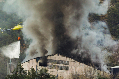 L'helicòpter amb el bambi intentant sufocar l'incendi a les 8 del matí