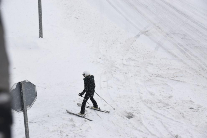 Una persona baixa esquiant per la carretera general 2, a l'alçada de Soldeu