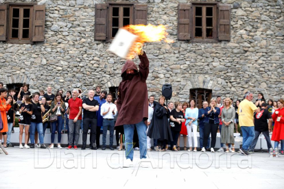 El cap de Govern, Xavier Espot, amb el foc de la flama del Canigó