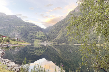 La Nina ens envia aquesta fotografia del fiord de Geiranfer, situat al sud del comtat de Møre og Romsdal, a Noruega, on destaca la seva immensitat i la preciositat de les seves aigües, coincidint els colors ataronjats de la posta de sol de fons.