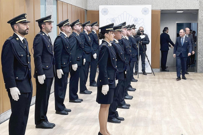 Els onze nous agents de policia en formació davant del cap de Govern, Xavier Espot.