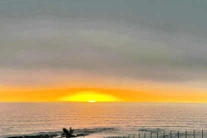 L'Aleix Varela ens 
envia aquesta foto de la posta de sol de la qual ha gaudit durant les seves vacances a la Corunya, 
a Galícia. “Des de Caamaño, al costat del Porto do Son, prop de costa de la Ria de Arousa i la de Noia, a les 22.30 h.”
