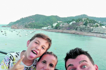 “Vacances amb la família a Tossa de Marc.” Així és com Juan Garcia ha descrit el selfie familiar que ens envia des d'aquest municipi de la comarca de la Selva, a Girona, on han passat uns dies tots junts.