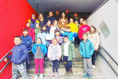 Els alumnes de l'escola andorrana d'Andorra la Vella van celebrar el segon premi concedit al centre del XVI Concurs d'iniciatives ambientals, gràcies al Mercat sostenible que va dur a terme la comissió d'escola verda.