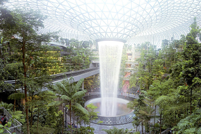 En Karim ens envia aquesta foto de la cascada de 40 metres de l'aeroport de Singapur: “S'ha convertit en la cascada interior més gran del món. Els arbres i la vegetació fan la sensació d'estar enmig de la natura”.