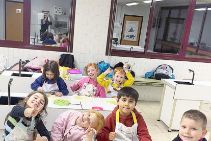 Tot a punt a la cuina! Els minixefs de l'Escola d'art de Sant Julià es van posar creatius a la cuina en el nou espai provisional del centre fent unes 'tortitas' de guacamole.