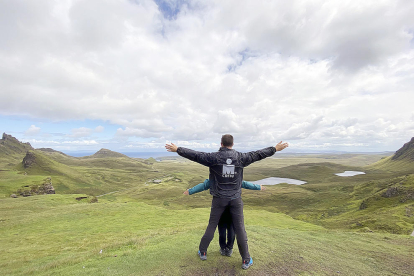 “Res millor que escapar-se de la calor d'aquest estiu a Escòcia!”. Així defineix en Xavi les seves vacances, des d'on ens fa arribar aquesta foto a l'illa de Sky, “on els paisatges són grandiosos!!!”