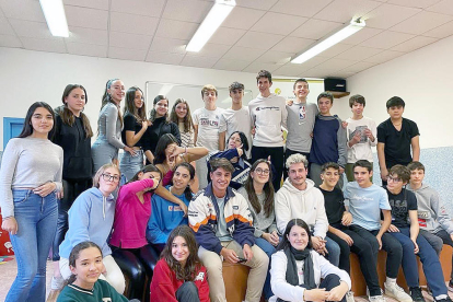 Els alumnes de tercer i quart d'ESO del Safa Escaldes van compartir una tarda plena d'experiències i música amb els artistes Miki Núñez i Cesc Sansalvadó en el marc del festival Canòlich Music Andorra, que enguany celebra deu anys.