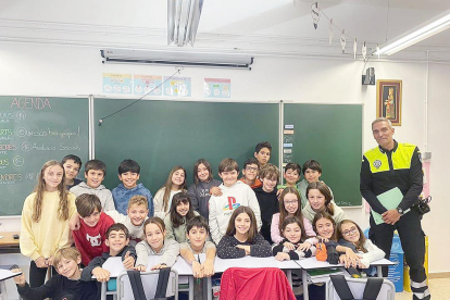Els escolars de sisè del Sant Ermengol van continuar amb l'educació viària per part dels agents de circulació d'Andorra la Vella per conèixer el bon ús de les línies d'autobús.