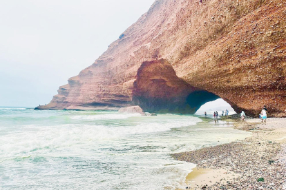 Situada a la costa Atlàntica d'Agadir, la platja Legzira al Marroc, és un monument natural que destaca pels arcs rocosos de gres vermell i que en Maurici va poder gaudir.
